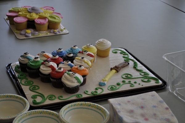 Our collection of creative and artistic cupcake cakes to share with the young artists - perfect for an artistic event!